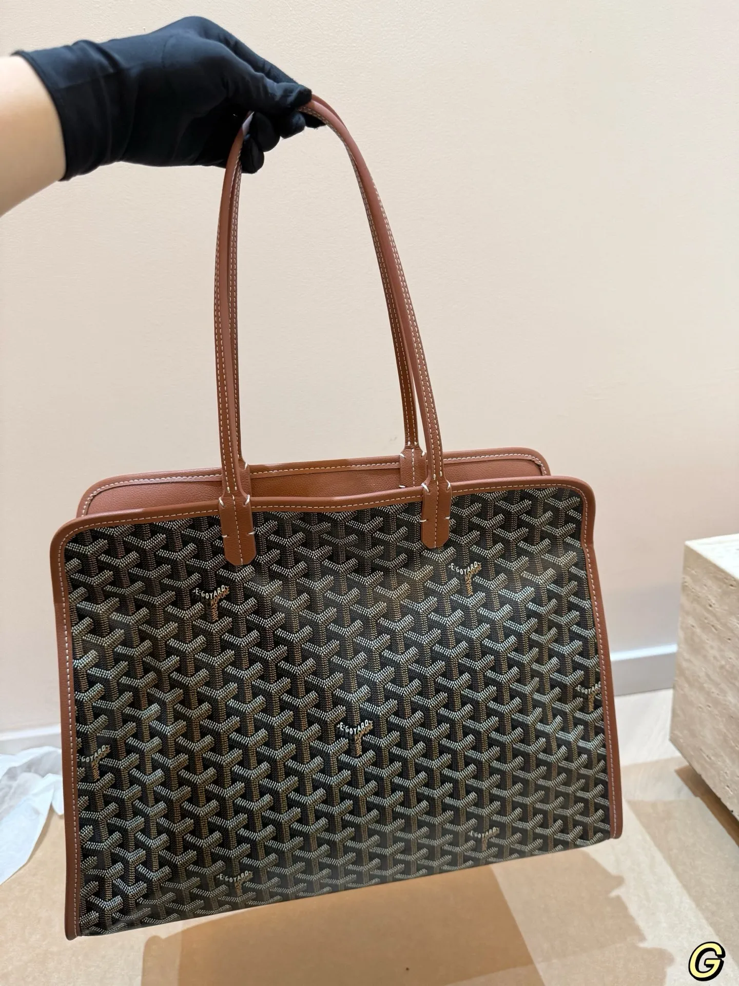P180 无盒 size:40*30cm goyard 戈雅hardy 出差神包! 非常能装也很耐脏哦! 如果要挑一支大包装下我的全世界那就是goyard hardy 了 非常的能装, 笔记本电脑上完全没有问题 tote能装下的她都可以~