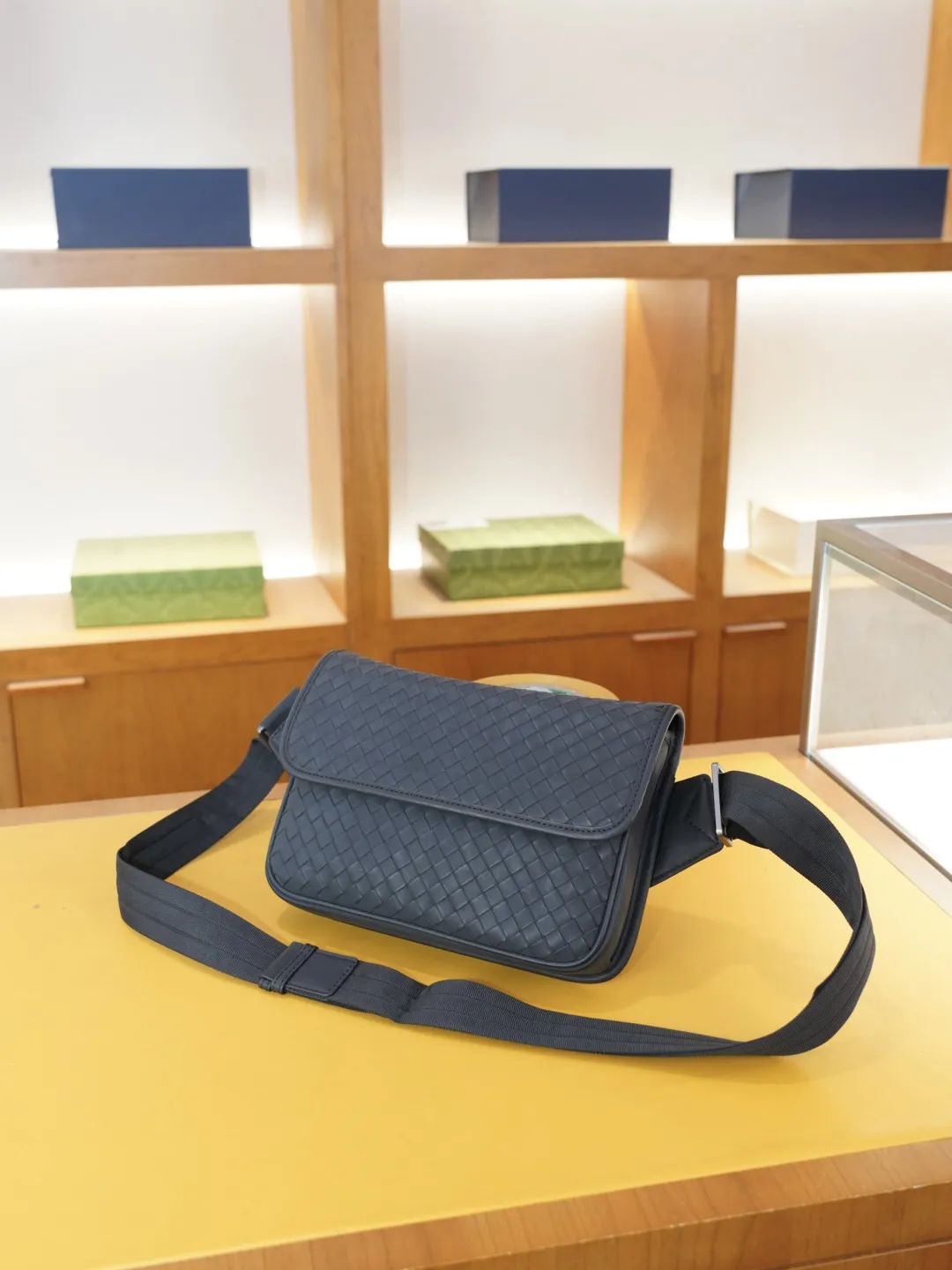 P120 🇮🇹 葆蝶家 官网同步 高版本 斜挎单肩腰包 永恒不过时的标志性产品 纯原单小牛皮 顶级五金制作 非市面普通版本 今年BV最爱的款式 全部实拍 实用性非常高 完全不用担心穿搭【规格:25x17x4】