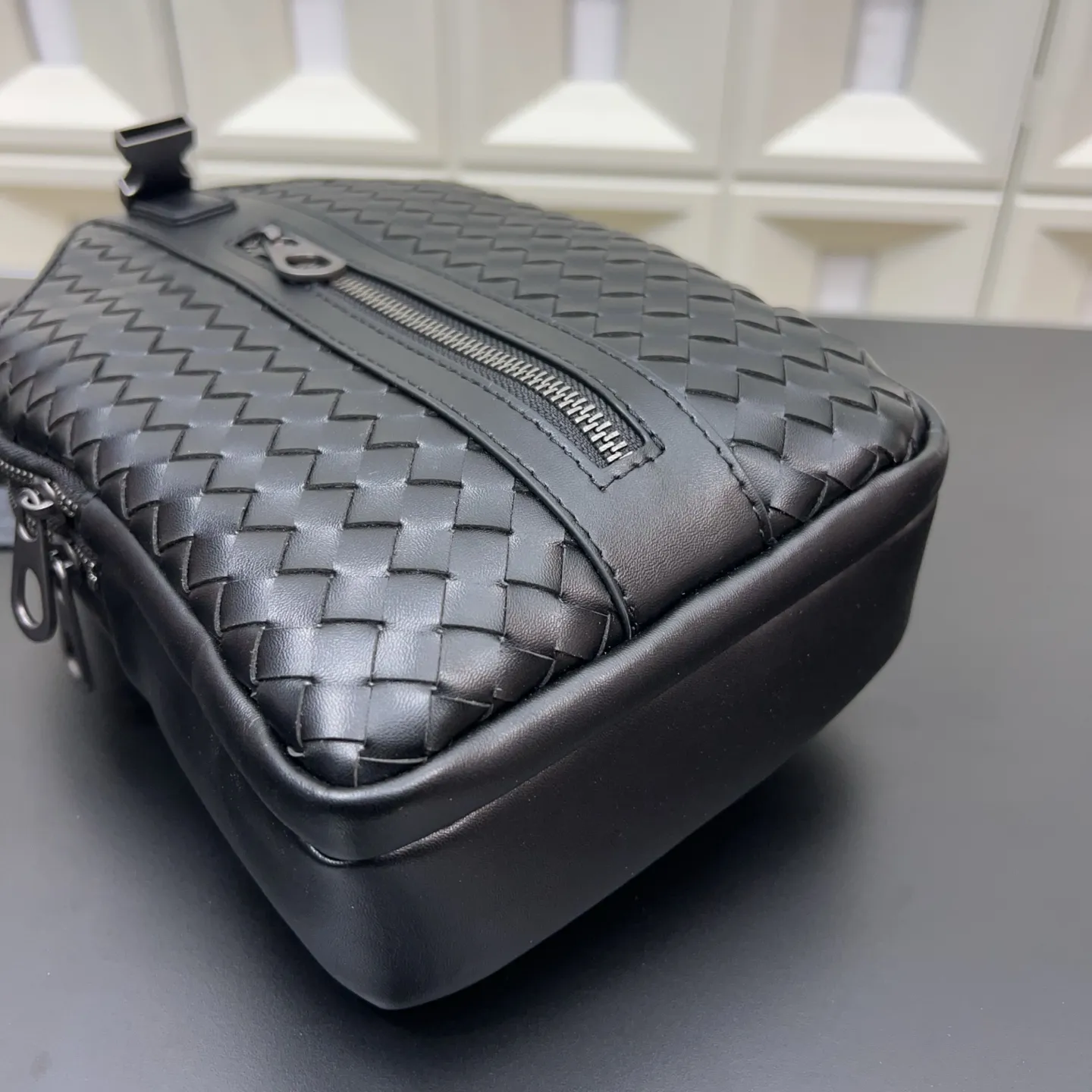 P125 Bottega Veneta 葆蝶家 BV手工编织男士胸包 单肩包 斜挎包 经典百搭 实物拍摄 原厂原版面料 配送防尘袋 礼盒 30 x 16 cm。