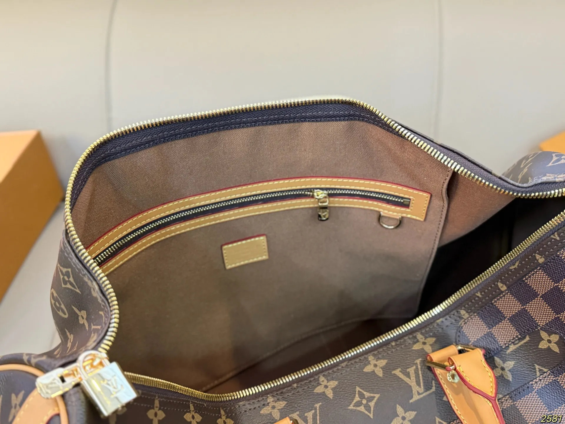 ¥205 LV&NIGO联名系列 LVKeepall 新款旅行袋大容量 度假旅行必备 时尚达人必备单品之一 实物绝对惊艳到你 尺寸50 29