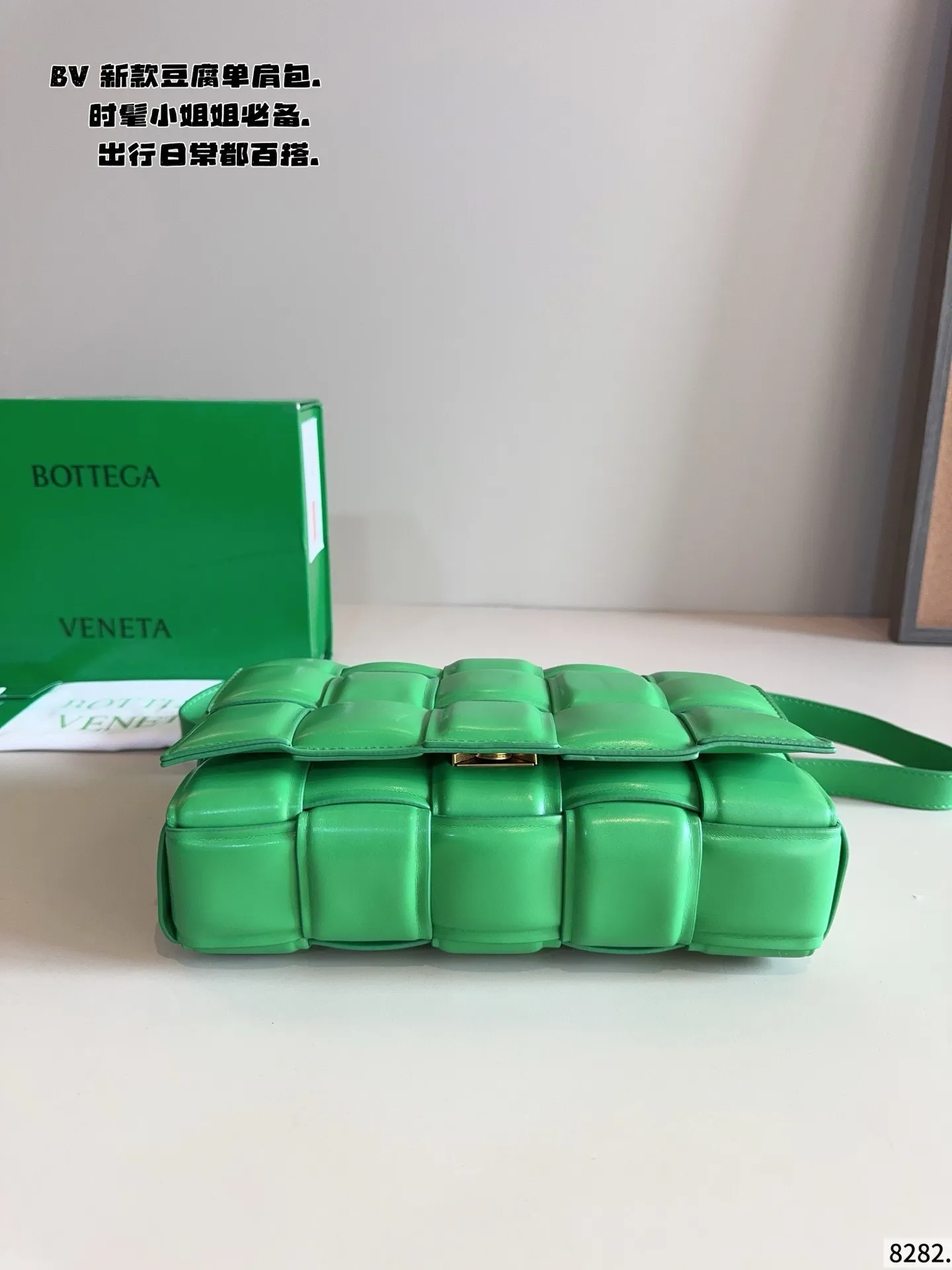 p190配礼盒🎁. 秋冬适配度一百昏！bv cas sette豆腐包斜挎 bv cas sette小羊皮卡带包枕头包斜挎包 天气一冷很喜欢软乎乎胖墩墩存在感很强的包包， 收起小废包，秋冬就是枕头包的主场！ 枕头包的代表包包&mdash;&mdash;bv cas sette尺寸：27*7*17cm