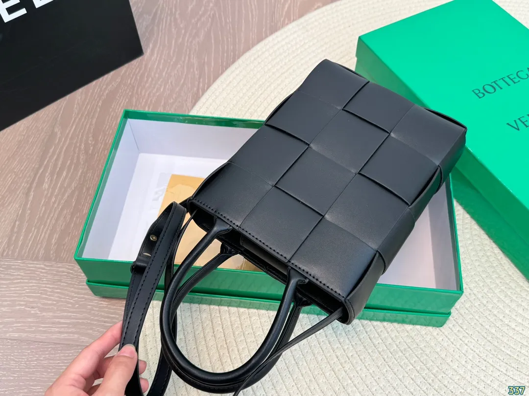 ¥135配盒 BV编织包 搭配休闲风的穿搭 舒适又有活力 超级耐看 尺寸:16 22