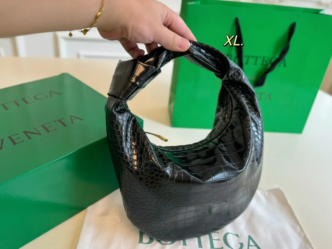 P115(配盒) Bottega Veneta BV新款jodie手提袋💕 size:25×16 包身轻,容量超🉑 百搭好看不过时~ 实物上身效果超绝!!!!