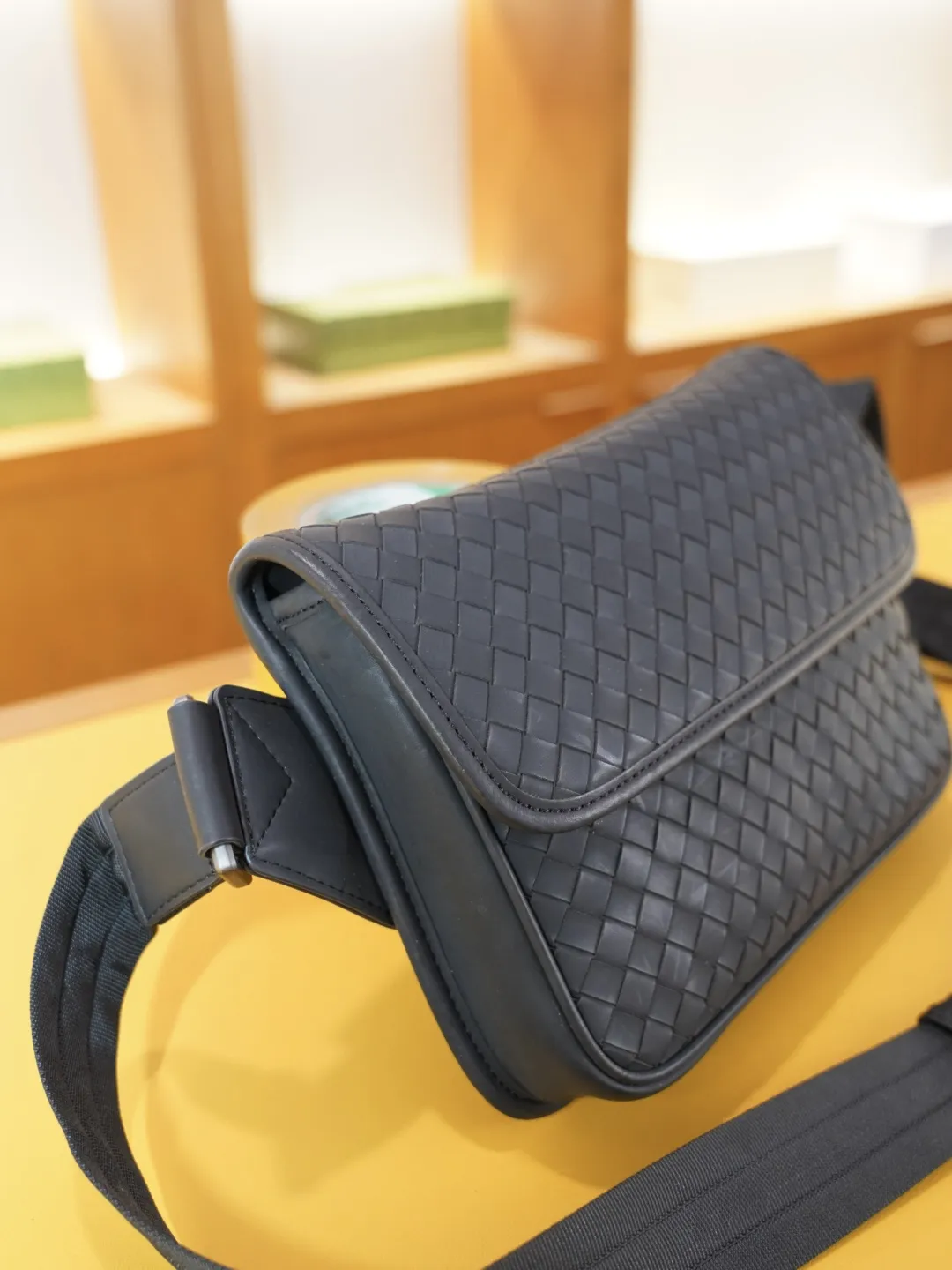 P120 🇮🇹 葆蝶家 官网同步 高版本 斜挎单肩腰包 永恒不过时的标志性产品 纯原单小牛皮 顶级五金制作 非市面普通版本 今年BV最爱的款式 全部实拍 实用性非常高 完全不用担心穿搭【规格：25x17x4】