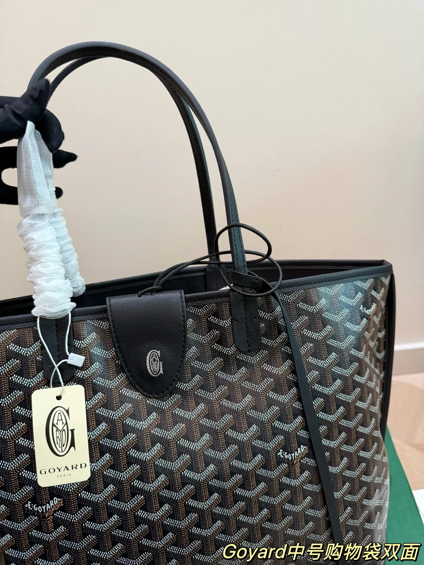 Goyard双面托特包P165 国法国奢侈品牌Goyard的双面托特包，采用经典Y字帆布+黑色皮革饰边，简约又超有辨识度+。双面设计，随心切换风格，附带小卡包超实用!尺寸适中，通勤、短途出行都很OK。限定款彩绘位置和颜色都是随机的，收藏价值满分。帆布材质轻便耐用，但记得别用普通内胆包，可能会刮伤内衬哦! 47&times;27&times;16配盒子