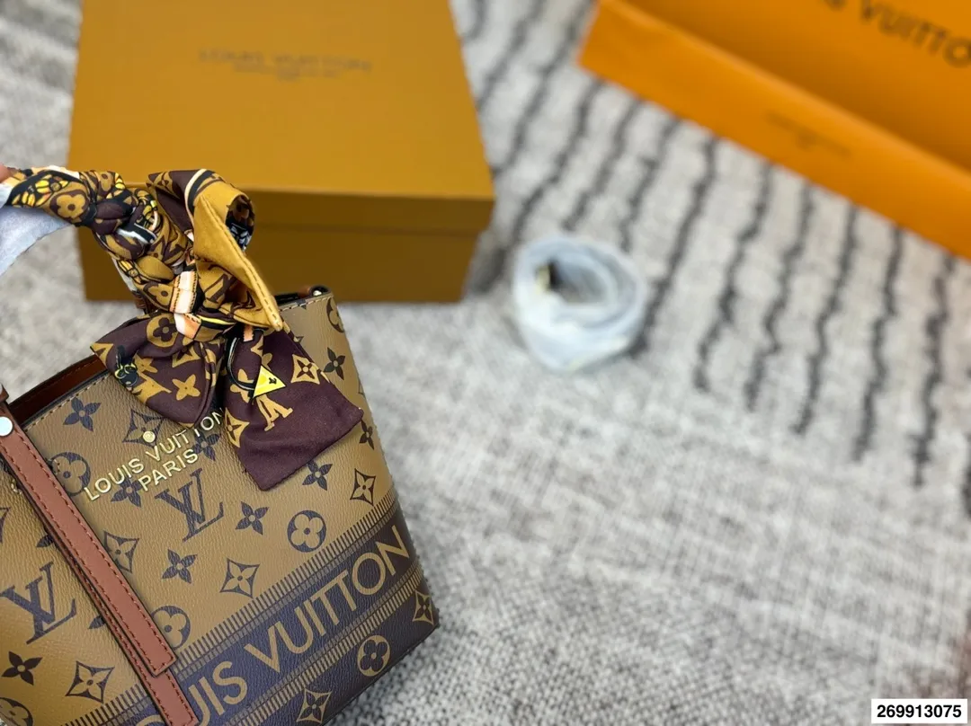 p125 配礼盒 牛皮中古vivian斜挎手提包 男女通用的一款 这款Retiro 手袋以标志性的LV老花面料制成,搭配奢华的黄皮饰边,经典永恒。优雅低调的外形设计和宽敞的包身更加入了实用性。 包包尺寸19.17