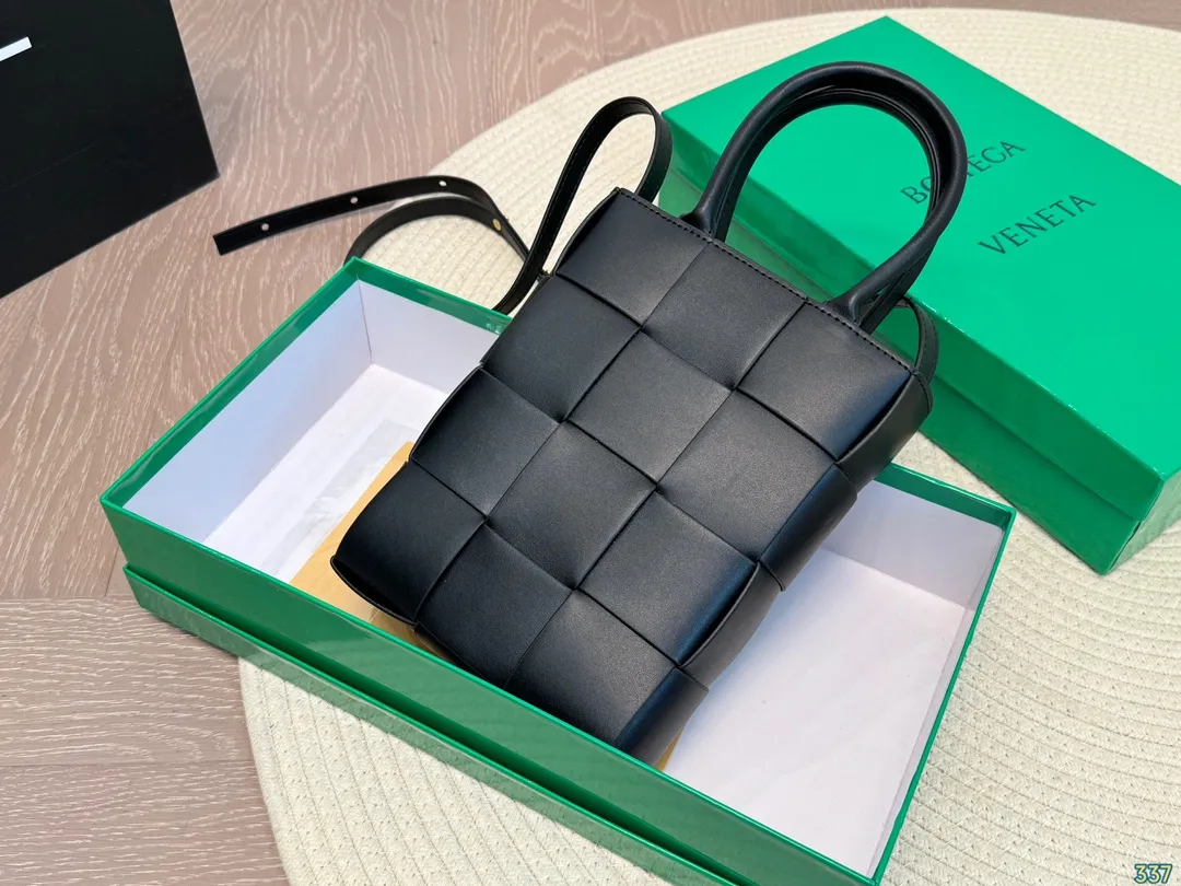 &yen;135配盒 BV编织包 搭配休闲风的穿搭 舒适又有活力 超级耐看 尺寸：16 22