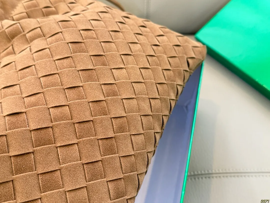 &yen;150配盒 BV Dustbag 编织垃圾袋 这只编织垃圾袋真的是今年新款的最爱了 肩带可以调节，单肩斜挎都可 最重要的是，真的很实用！！ 打工人实名爱了，真的好好背 尺寸30 22