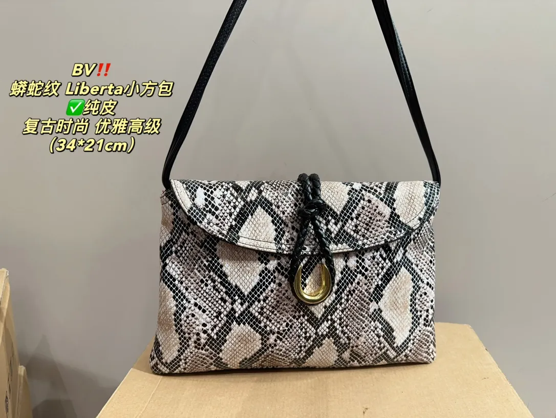 ✅纯皮P280⚠️尺寸34.21 BV 蟒蛇纹 Liberta小方包 复古优雅 满满的高级感 大小适中 容量感人 休闲正装皆可轻松驾驭