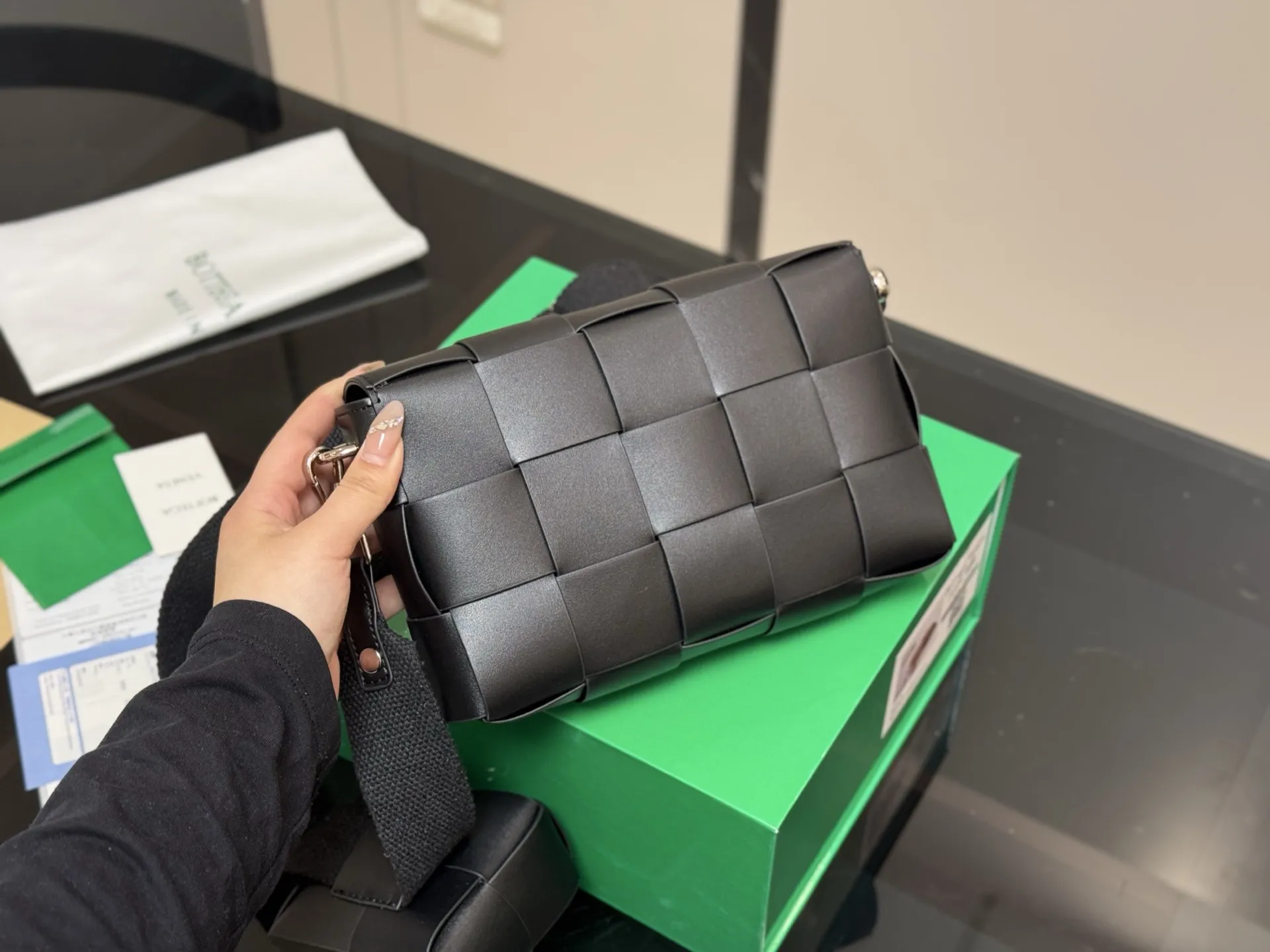 ¥145 配盒 size:22*14cm Bottega Veneta cassette Bv I豆腐包! 海绵宝宝! 细腻〰️光滑〰️ 最重要是整个包的蓬度, 每个方块必须做到圆润又饱满才算合格!