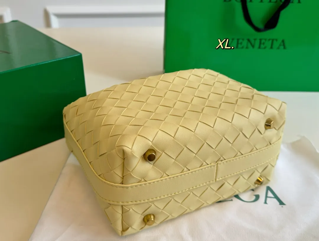 P150（配盒） Bottega Veneta BV新款饭盒包 💕 size:20&times;15 线条简洁，包身柔软 采用编织设计很有辨识度！！！ 百搭好看不过时~