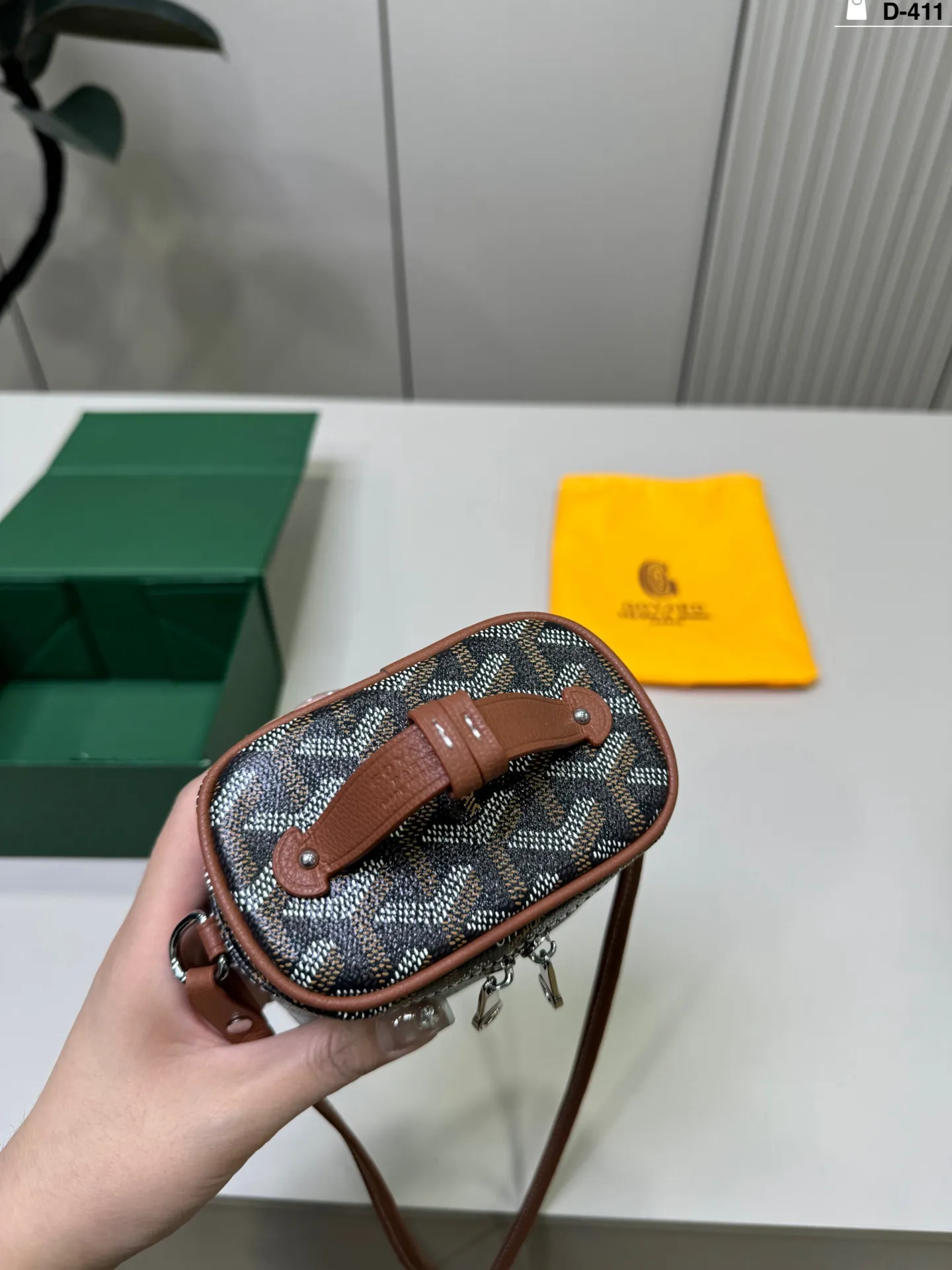 💰p160 D-411尺寸12&times;7折叠盒 Goyard戈雅 Muse Nano 盒子包 迷你尺寸，日常出街超方便。可拆卸肩带，手提，斜挎都OK，灵活百搭!Nano系列小巧轻盈，亮色设计点亮穿搭，秋冬深色系也能轻松驾驭，实用又时髦，是Goyard热门单品之一