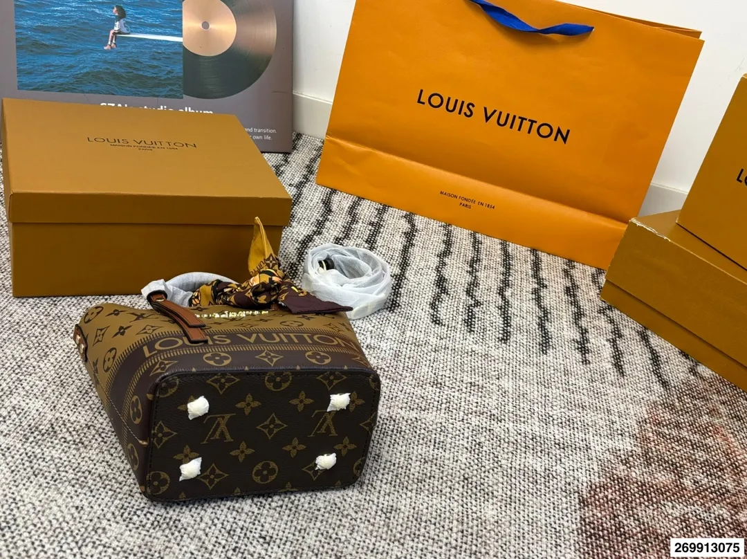 p125 配礼盒 牛皮中古vivian斜挎手提包 男女通用的一款 这款Retiro 手袋以标志性的LV老花面料制成,搭配奢华的黄皮饰边,经典永恒。优雅低调的外形设计和宽敞的包身更加入了实用性。 包包尺寸19.17