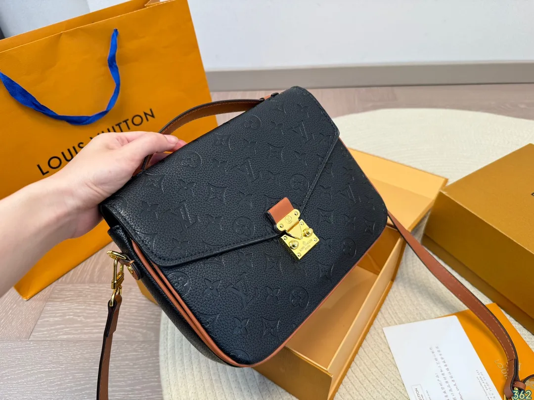 ¥135折叠盒 LV 邮差包斜挎包 设计有复古的颜值 好看百搭 休闲又不失优雅 简直美翻了 尺寸:24 18