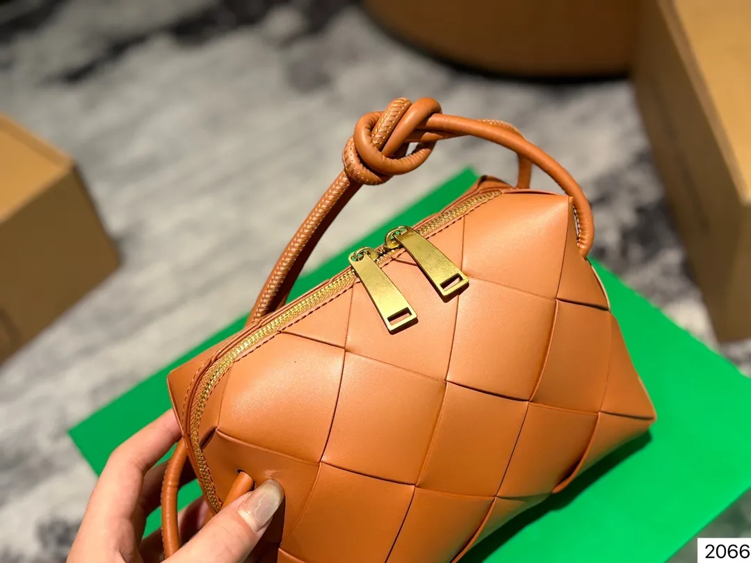 P135 配盒子 Bv 新款 编织 方包 也太可爱了趴....将BV爆款 全新再度升级，这款设计真的是又A又温柔，轻盈超舒服尺寸：14 14