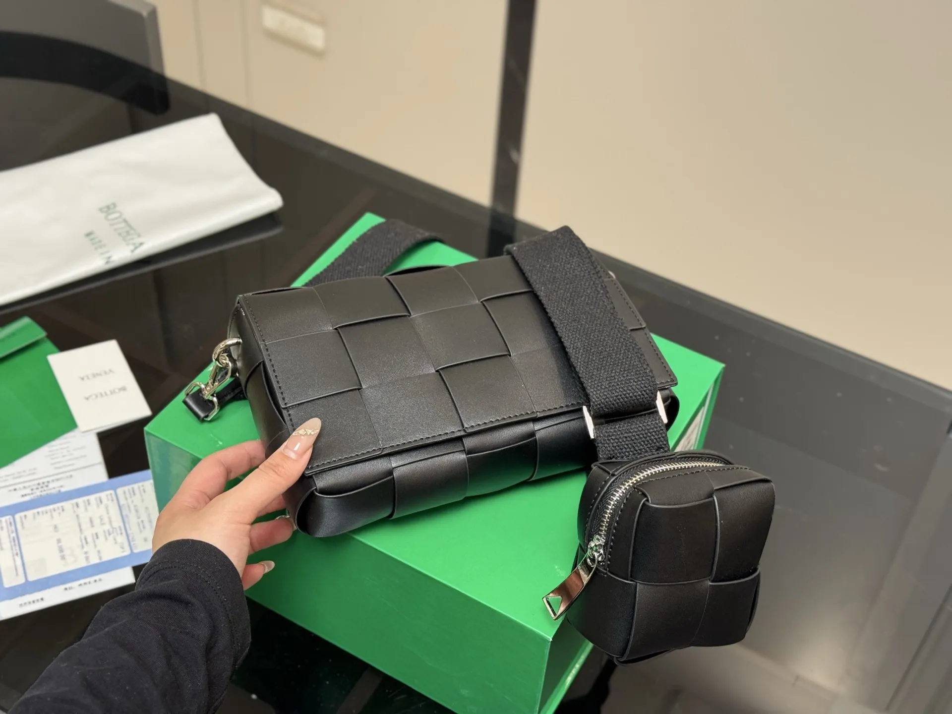 &yen;145 配盒 size：22*14cm Bottega Veneta cassette Bv I豆腐包！ 海绵宝宝！ 细腻〰️光滑〰️ 最重要是整个包的蓬度， 每个方块必须做到圆润又饱满才算合格！