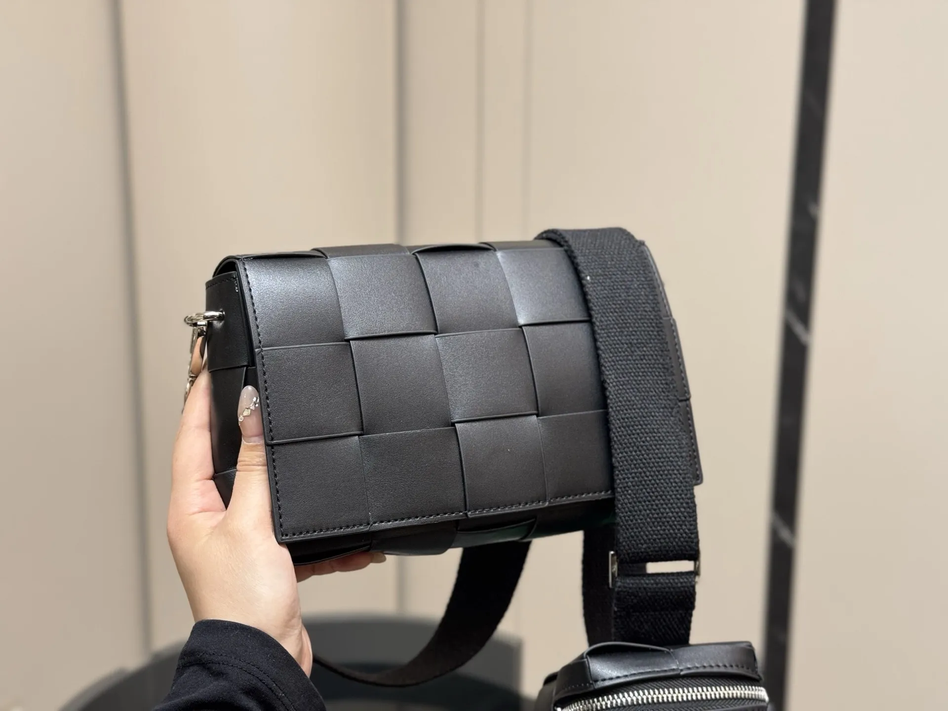 ¥145 配盒 size:22*14cm Bottega Veneta cassette Bv I豆腐包! 海绵宝宝! 细腻〰️光滑〰️ 最重要是整个包的蓬度, 每个方块必须做到圆润又饱满才算合格!