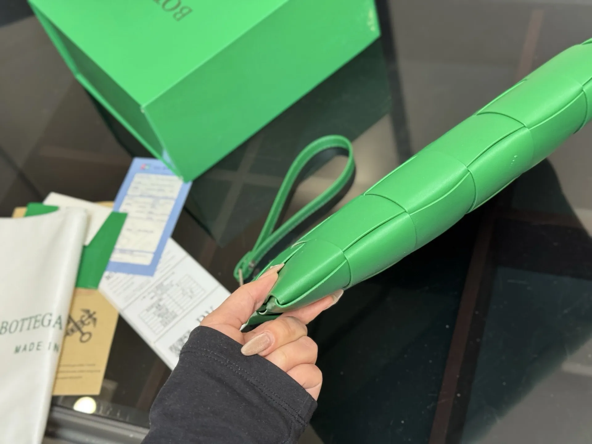 ¥130 无盒 size:34*25cm Bottega Veneta cassette Bv I手拿包! 海绵宝宝! 细腻〰️光滑〰️ 最重要是整个包的蓬度, 每个方块必须做到圆润又饱满才算合格!