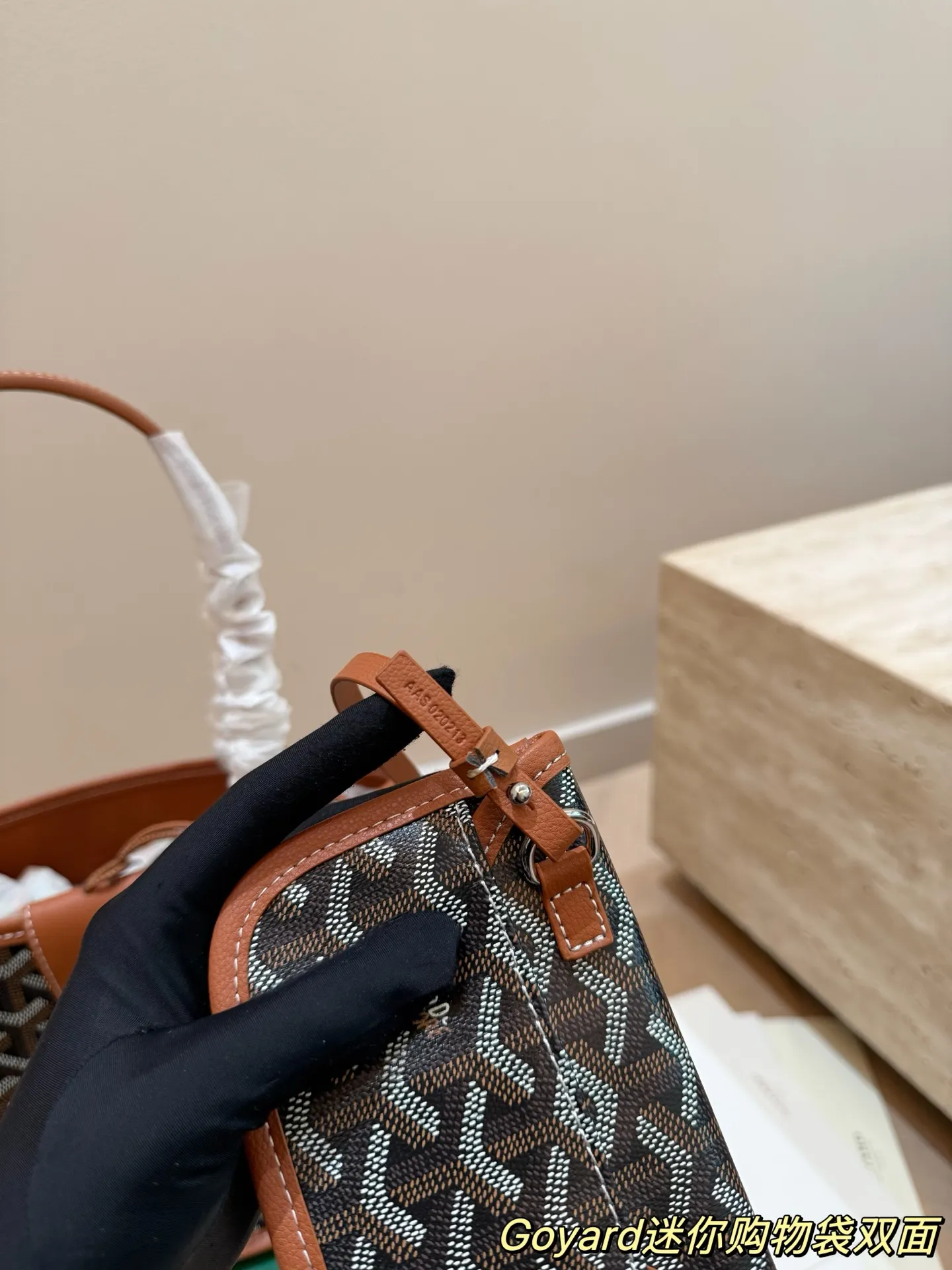 P150 Goyard Goyardine手提包 法国奢侈品牌Goyard的Goyardine手提包，采用经典老花帆布+黑色皮革饰边，简约又超有辨识度t+。独特几何图案，轻便耐用，日常通勤或休闲都很适合!手提+可调节肩带，手提斜挎随心切换，实用又时髦。Goyard以高级定制和精湛工艺闻名，这款包袋收藏价值满满，时尚爱好者必入!20cm配盒子