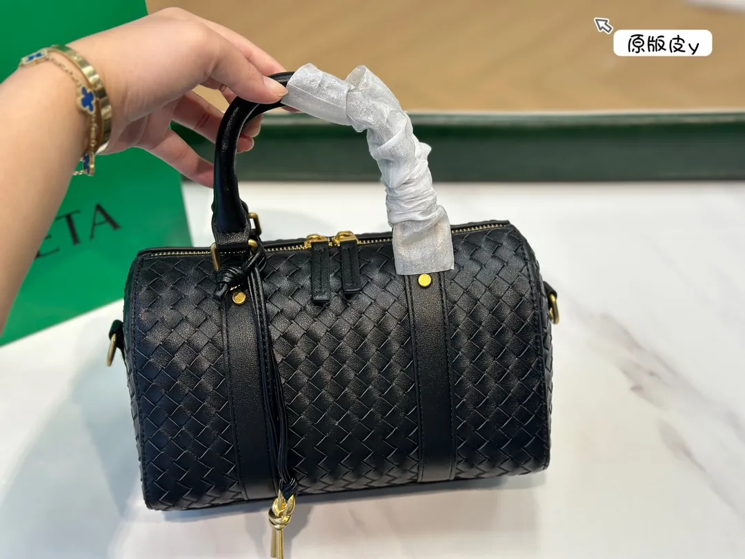 ¥220牛皮 Bv编织✅真的是当家花旦诶! 怎么随便上身都这么好看啊?正式休闲都不在话下友友们快点给我下手!我不允许美女没有拥有这款包尺寸25cm