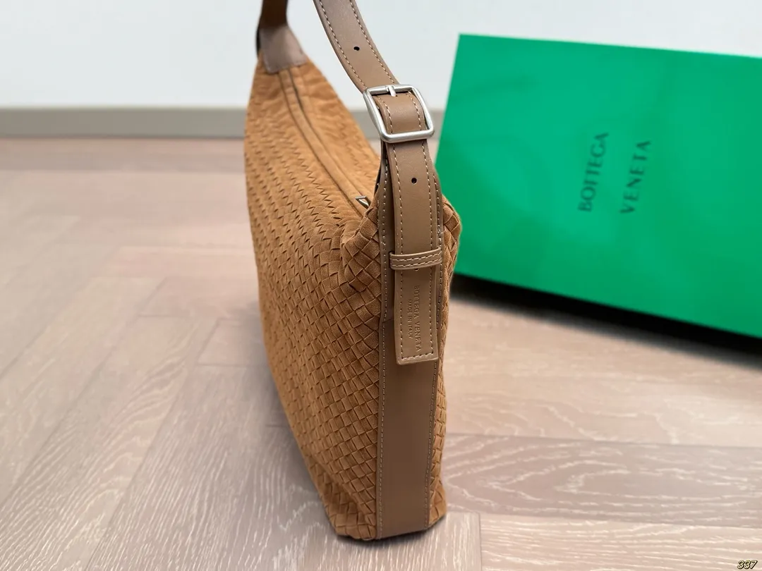 &yen;175配盒 BV 新款系列编织腋下包 精致手工编织设计 兼具美貌与性价比 时髦与休闲的完美碰撞！ 百搭大气，低调又奢华的一款单品！ 尺寸33 24