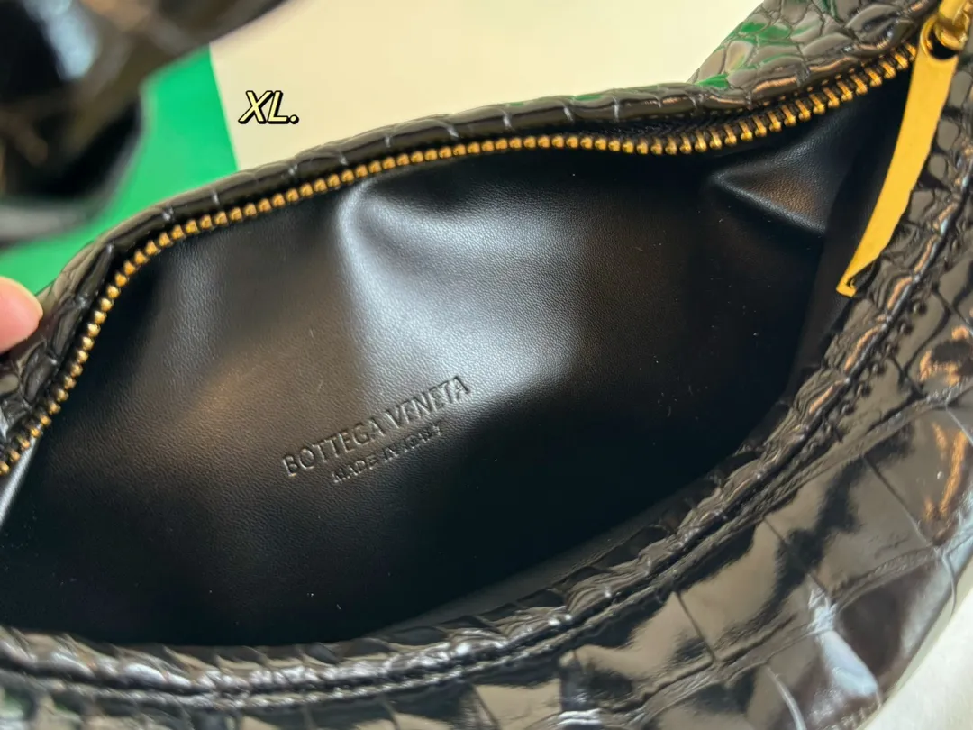 P115(配盒) Bottega Veneta BV新款jodie手提袋💕 size:25×16 包身轻,容量超🉑 百搭好看不过时~ 实物上身效果超绝!!!!