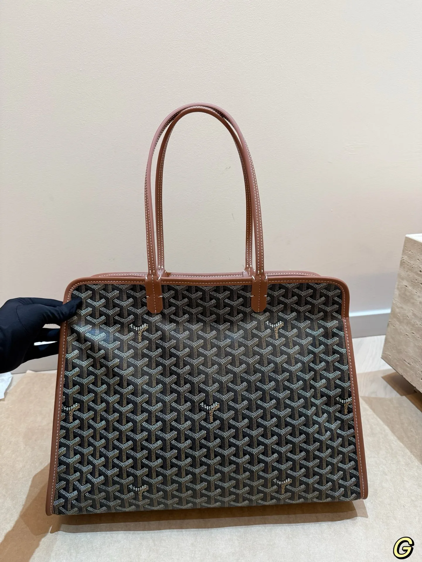 P180 无盒 size:40*30cm goyard 戈雅hardy 出差神包! 非常能装也很耐脏哦! 如果要挑一支大包装下我的全世界那就是goyard hardy 了 非常的能装, 笔记本电脑上完全没有问题 tote能装下的她都可以~