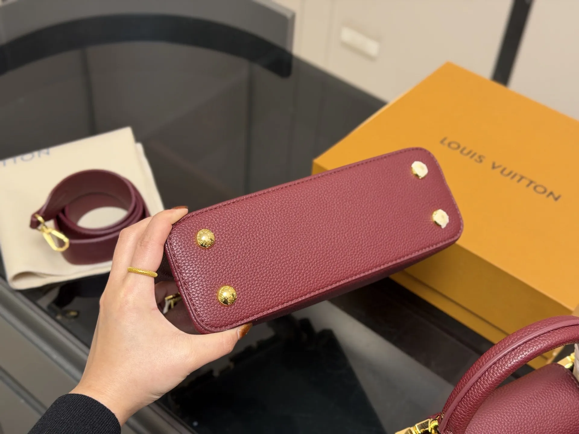 &yen;165 &yen;175 配折叠盒 size 21.15cm 27.18cm Lv Capucines手袋 全粒纹Taurillon牛皮裁制 感觉低调 但有奢华质感 ！！