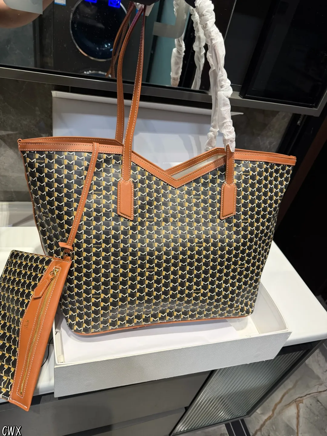 ❤️P225P215P205(礼盒包装)❤️ Moynat全新推出ーM Canvas 重磅推出全新系列 黑白M帆布新品NEw 创新贝母涂层 珍珠般的光泽感 通勤/出街/旅行/出差 都能满足 尺寸大37 27中32 23小28 20cm