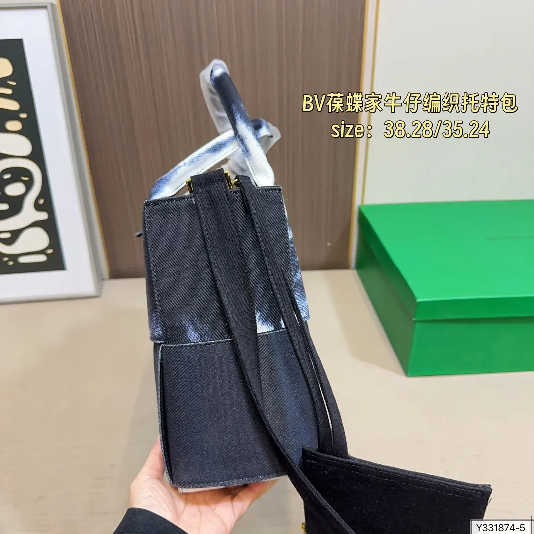 大号💰190 小号💰185 配盒 尺寸38×28/35×24 BV 葆蝶家 明星同款牛仔编织托特包 每只包都拥有独特的魅力 衬托出整体的高级质感。众多明星上身,多种背法多种造型。