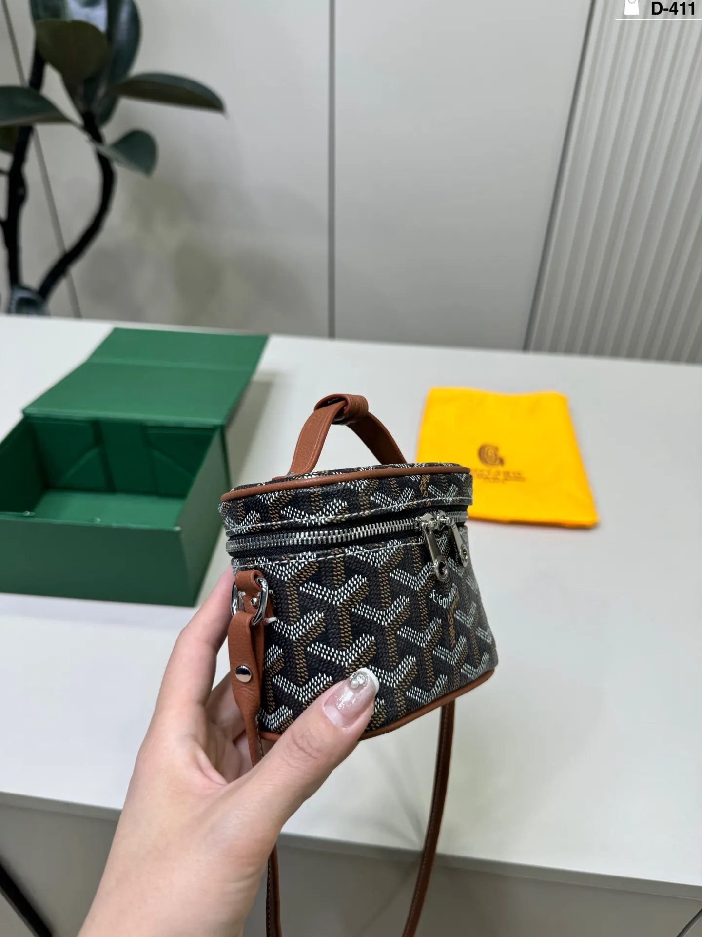 💰p160 D-411尺寸12×7折叠盒 Goyard戈雅 Muse Nano 盒子包 迷你尺寸,日常出街超方便。可拆卸肩带,手提,斜挎都OK,灵活百搭!Nano系列小巧轻盈,亮色设计点亮穿搭,秋冬深色系也能轻松驾驭,实用又时髦,是Goyard热门单品之一