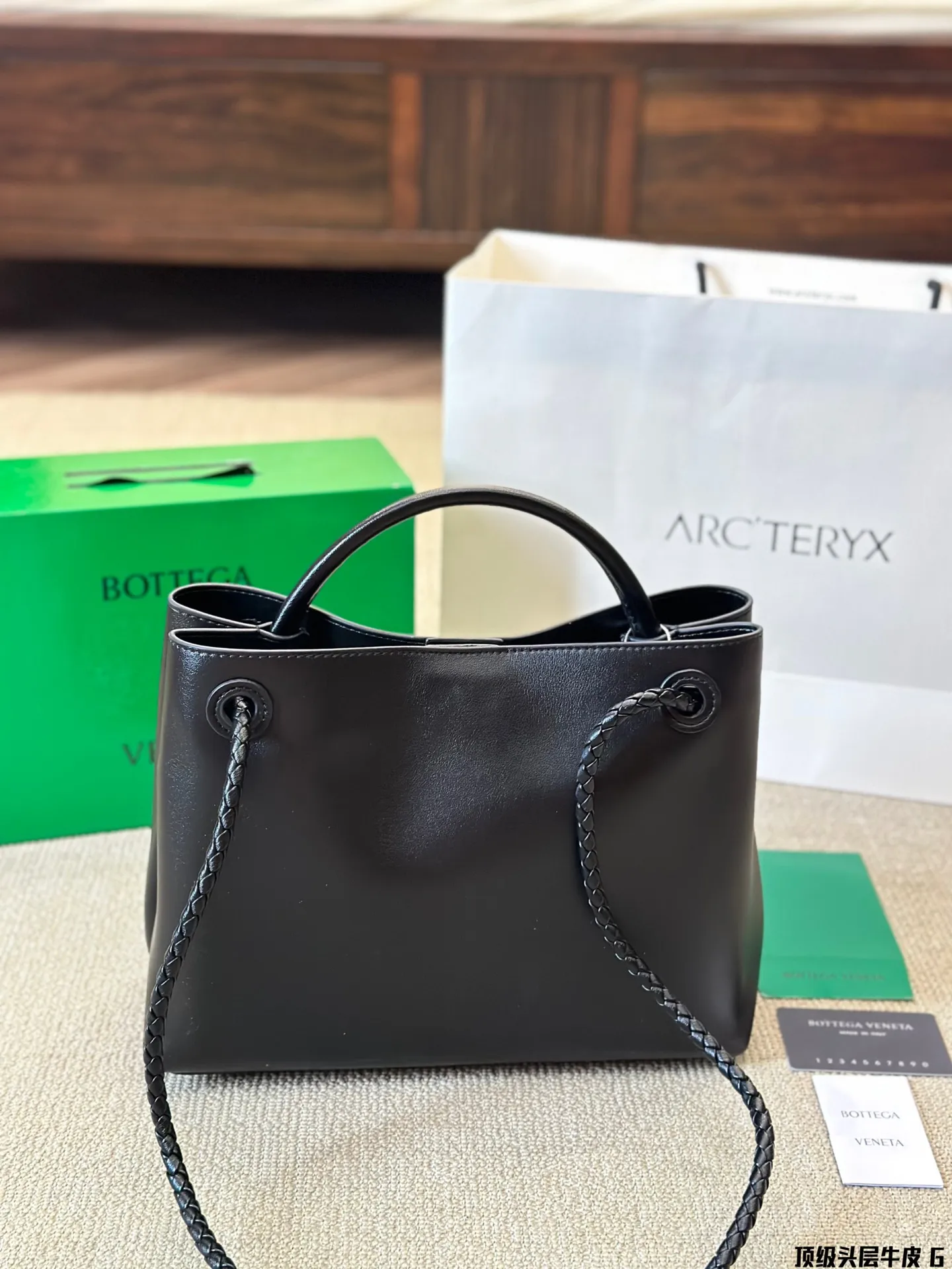 顶级原单 头层皮 p250 BV Chadstone & Andiamo 终于出素面牛皮了 一直以编制艺术出名的BV居然大胆地开始尝试素面 Andiamo了四皮质是经过精心挑选的荷兰小牛皮，触感不夸张的说，真的和婴儿的肌肤一样细腻。不同以往的Andiamo， Bv这次将编制艺术藏在了包包里面，打开包包的时候，才能看到母中号 Andiamo 包有多实用不需要多说了吧，送礼自用都是很好的选择哦 尺寸30 25cm