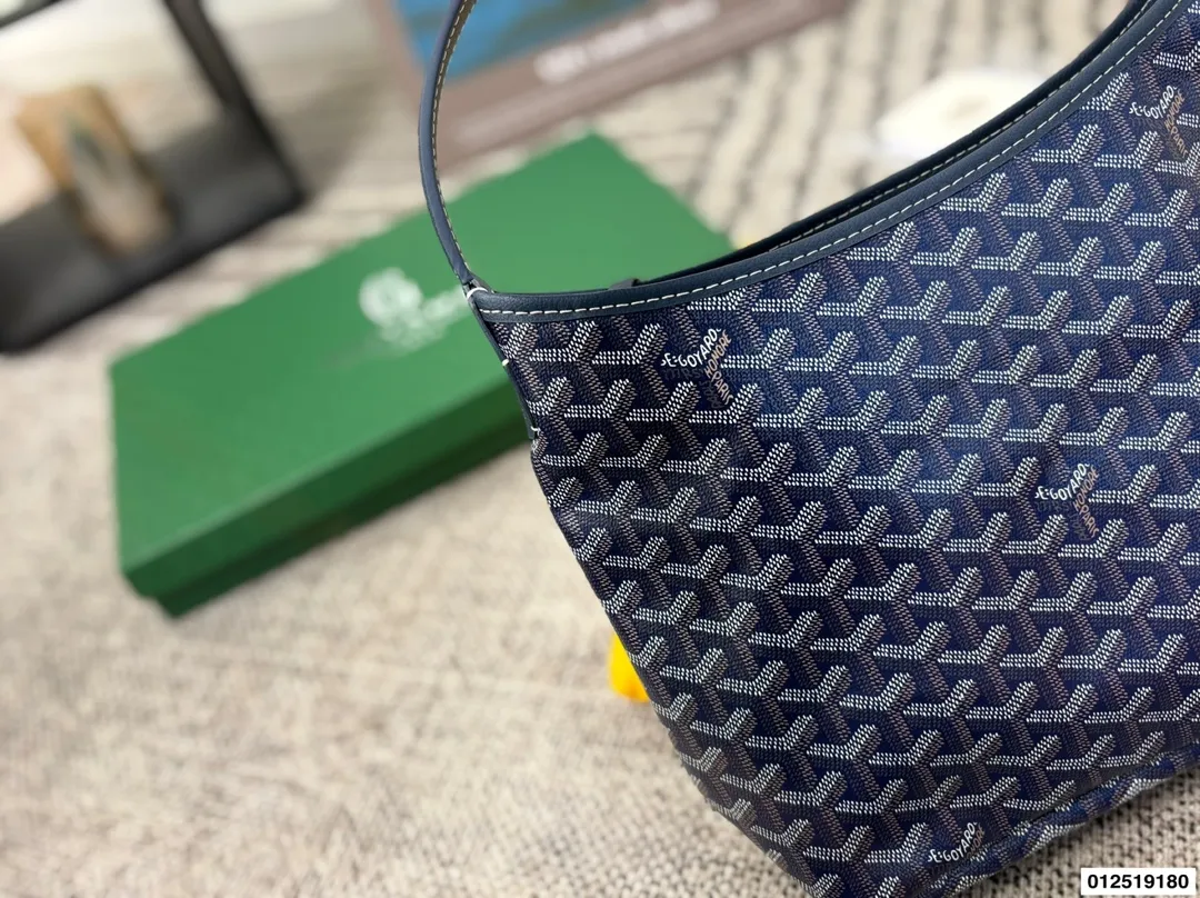 P130配礼盒⚠️尺寸31.30 戈雅腋下托特包 最火爆的狗牙购物袋 打工人的完美通勤包就是它 简直不要太好用！！ 容量大 自重超级无敌轻 包型挺拔不容易塌 耐造同时也很低调 简直就是打工人完美的通勤包包 不管是出差还是见客户都超级合适