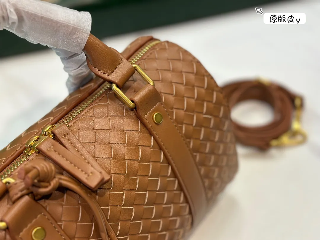 ¥220牛皮 Bv编织✅真的是当家花旦诶! 怎么随便上身都这么好看啊?正式休闲都不在话下友友们快点给我下手!我不允许美女没有拥有这款包尺寸25cm
