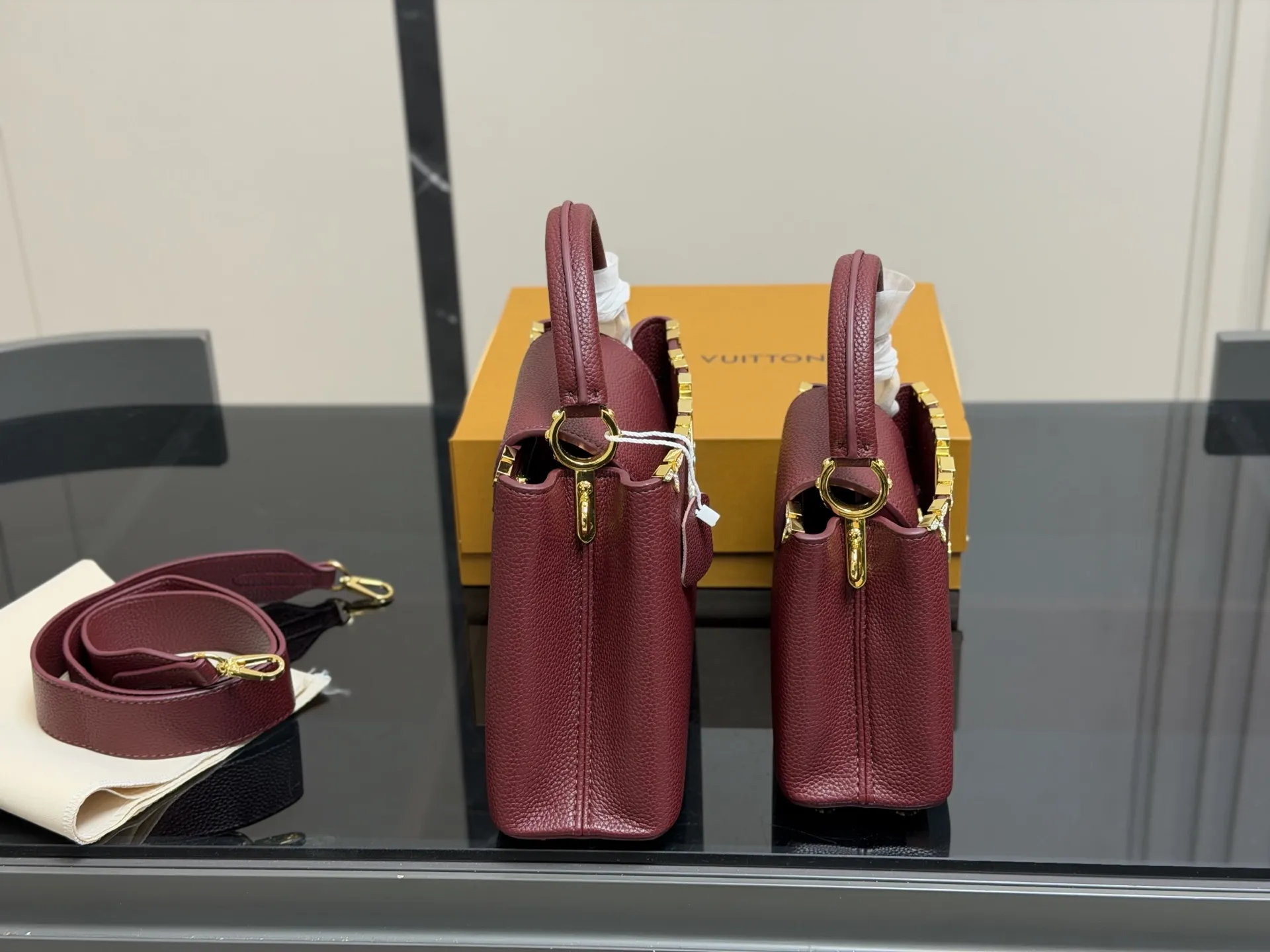 &yen;165 &yen;175 配折叠盒 size 21.15cm 27.18cm Lv Capucines手袋 全粒纹Taurillon牛皮裁制 感觉低调 但有奢华质感 ！！