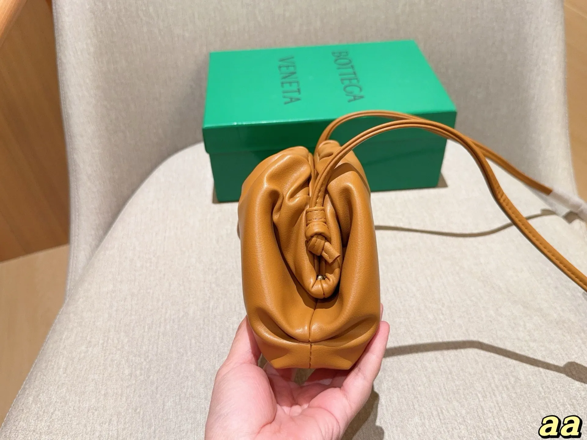 💰140 Bv葆蝶家 可可爱爱的云朵包～单肩 斜挎 手拿完全👌 尺寸：22&times;13&times;5 礼盒包装🎁