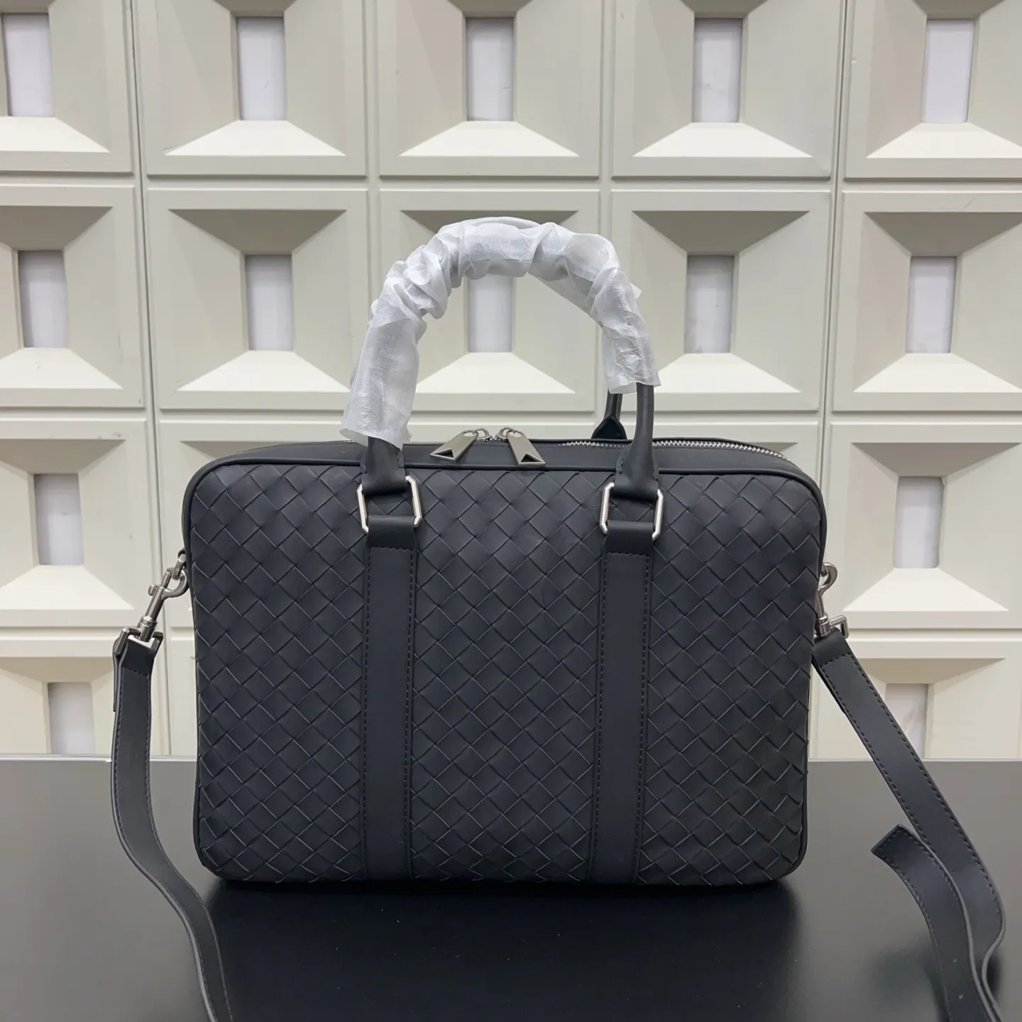 P160 Bottega Veneta 葆蝶家 商务休闲手工编织bv 男士公文包 手提斜挎包 经典百搭 实物拍摄 原厂原版面料 配送防尘袋 37 x 27cm