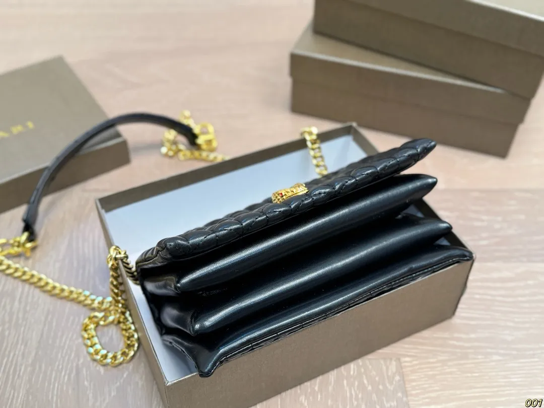 ¥135配盒 宝格丽 Bvlgari蛇头包 ⚠️顶级原单 不愧是开挂般的存在 包身轻便 百搭 给予满满的高级感 尺寸21 13