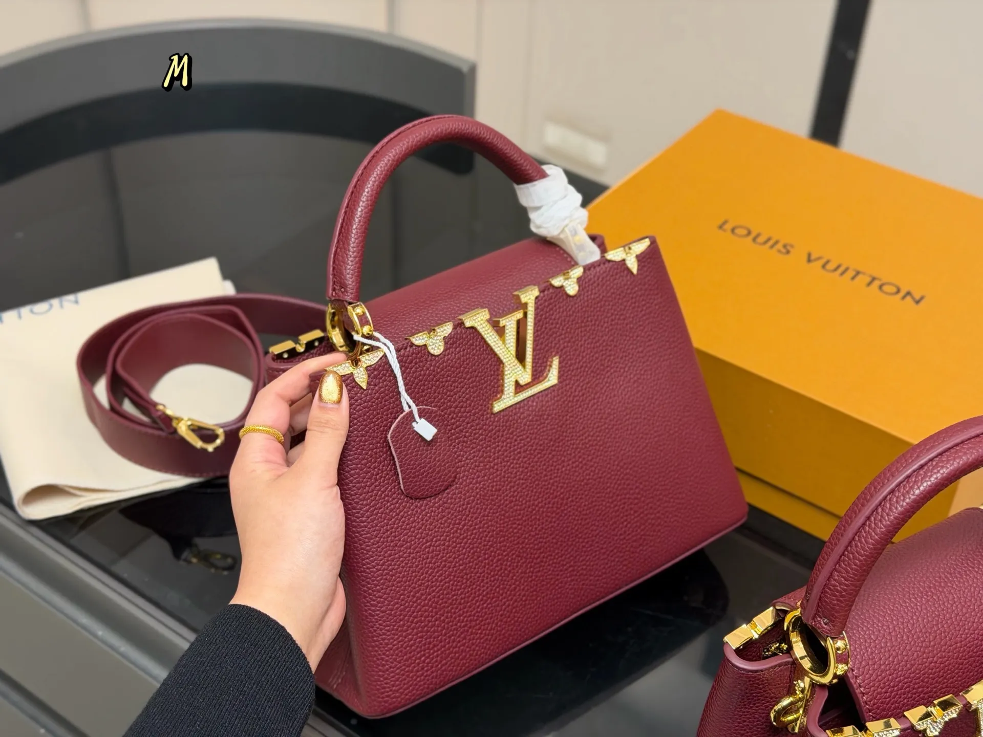 ¥165 ¥175 配折叠盒 size 21.15cm 27.18cm Lv Capucines手袋 全粒纹Taurillon牛皮裁制 感觉低调 但有奢华质感 !!