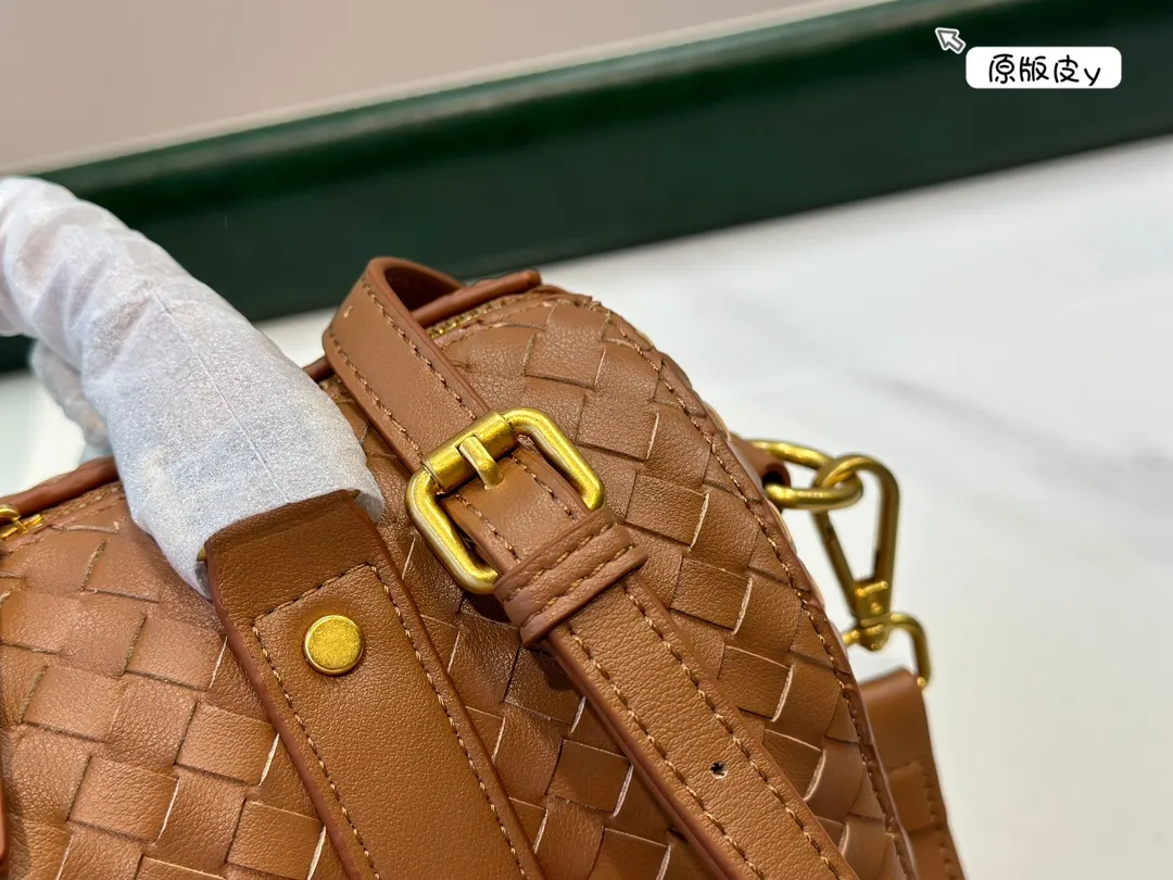 &yen;220牛皮 Bv编织✅真的是当家花旦诶！ 怎么随便上身都这么好看啊？正式休闲都不在话下友友们快点给我下手！我不允许美女没有拥有这款包尺寸25cm