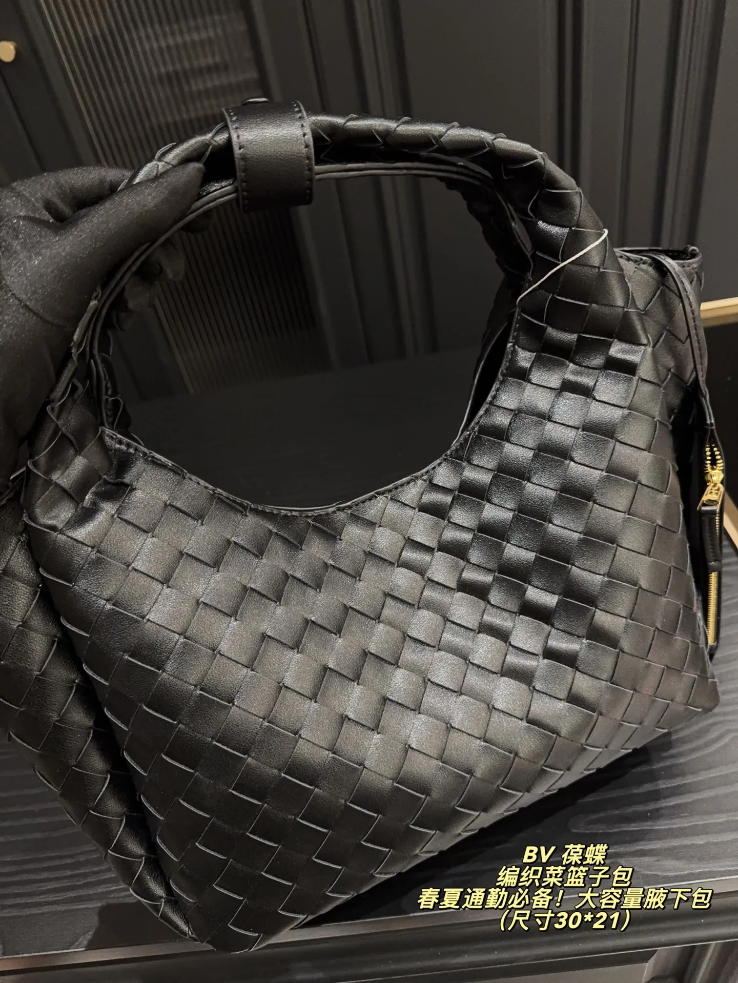 P285无盒⚠️尺寸30*21 BV 葆蝶 编织菜篮子包 春夏通勤必备！大容量腋下包，轻巧易携！女性必不可少的时尚单品，配上编织设计，更添别样魅力！无论是上班、约会还是购物，它都能给你完美的体验！