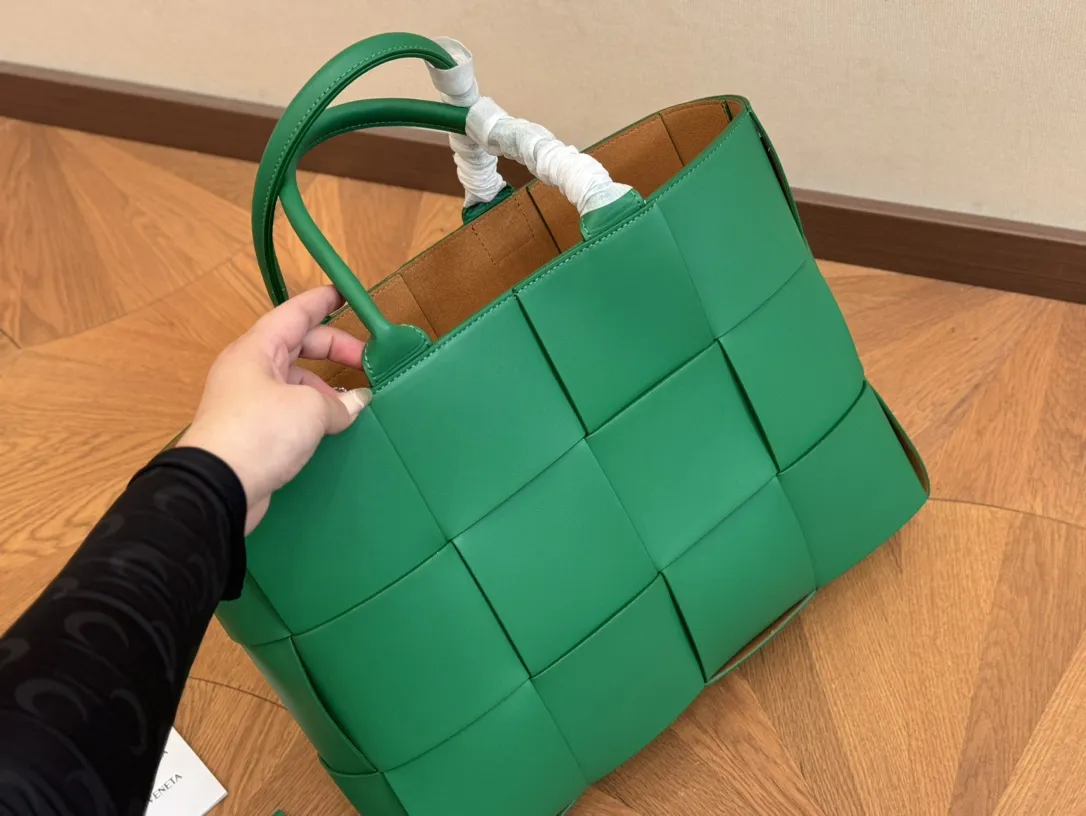 ¥145 size:37.18cm bv 编织购物袋 它是这一季中性价比➕实用性最棒的一只包包! 内置拉链小包! 容量非常OK