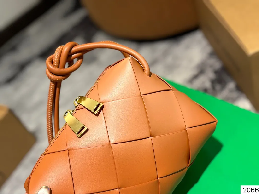 P135 配盒子 Bv 新款 编织 方包 也太可爱了趴....将BV爆款 全新再度升级，这款设计真的是又A又温柔，轻盈超舒服尺寸：14 14