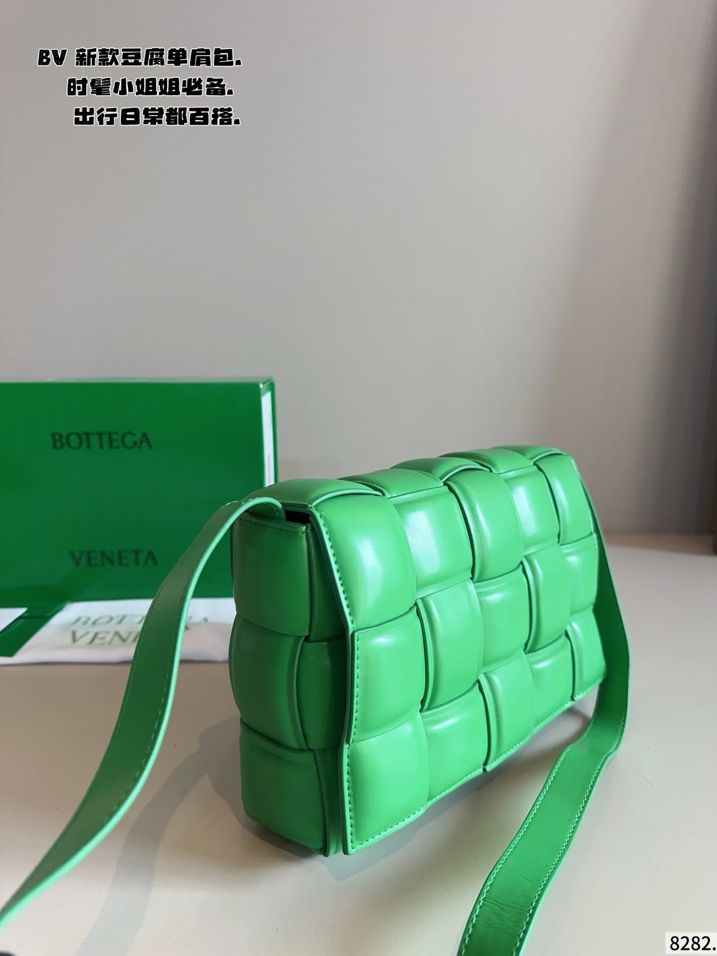 p190配礼盒🎁. 秋冬适配度一百昏！bv cas sette豆腐包斜挎 bv cas sette小羊皮卡带包枕头包斜挎包 天气一冷很喜欢软乎乎胖墩墩存在感很强的包包， 收起小废包，秋冬就是枕头包的主场！ 枕头包的代表包包&mdash;&mdash;bv cas sette尺寸：27*7*17cm