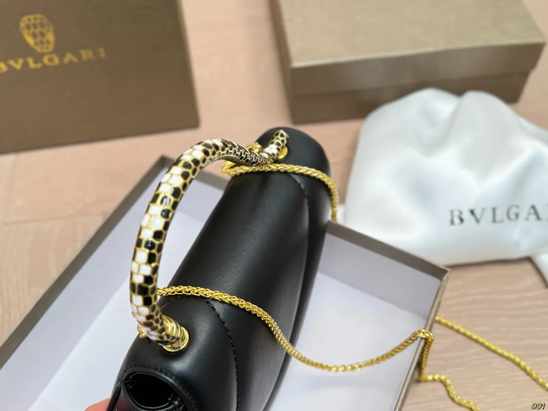 ¥140配盒 宝格丽BVLGARI|七夕,把爱“握”在手心🐍❤️ 今年七夕,宝格丽用一只包写满浪漫情书!Serpenti Cuore 1968手提包,堪称“包界丘比特”—— ✨ 半颗心形包身 + 半颗珐琅灵蛇手柄 =一整颗怦然心动的爱心! 灵感源自1968年传奇珠宝腕表,复刻中古美学,却把甜蜜玩出新高度。 尺寸19 14