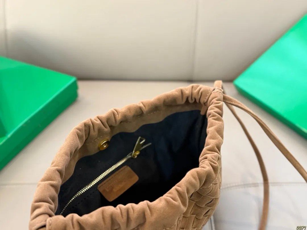 ¥150配盒 BV Dustbag 编织垃圾袋 这只编织垃圾袋真的是今年新款的最爱了 肩带可以调节,单肩斜挎都可 最重要的是,真的很实用!! 打工人实名爱了,真的好好背 尺寸30 22