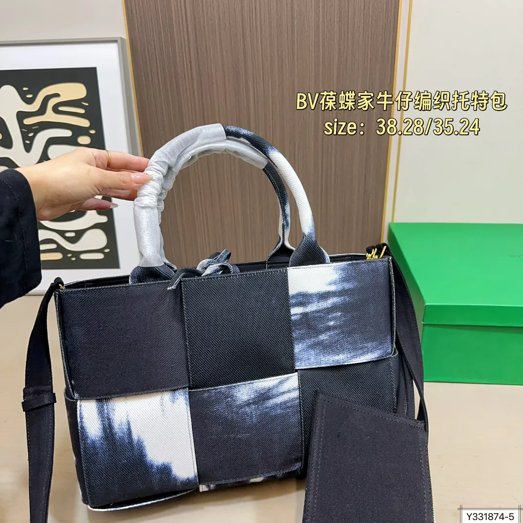 大号💰190 小号💰185 配盒 尺寸38×28/35×24 BV 葆蝶家 明星同款牛仔编织托特包 每只包都拥有独特的魅力 衬托出整体的高级质感。众多明星上身,多种背法多种造型。