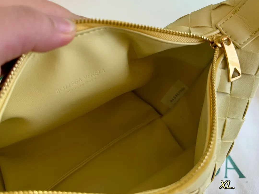 P150(配盒) Bottega Veneta BV新款饭盒包 💕 size:20×15 线条简洁,包身柔软 采用编织设计很有辨识度!!! 百搭好看不过时~