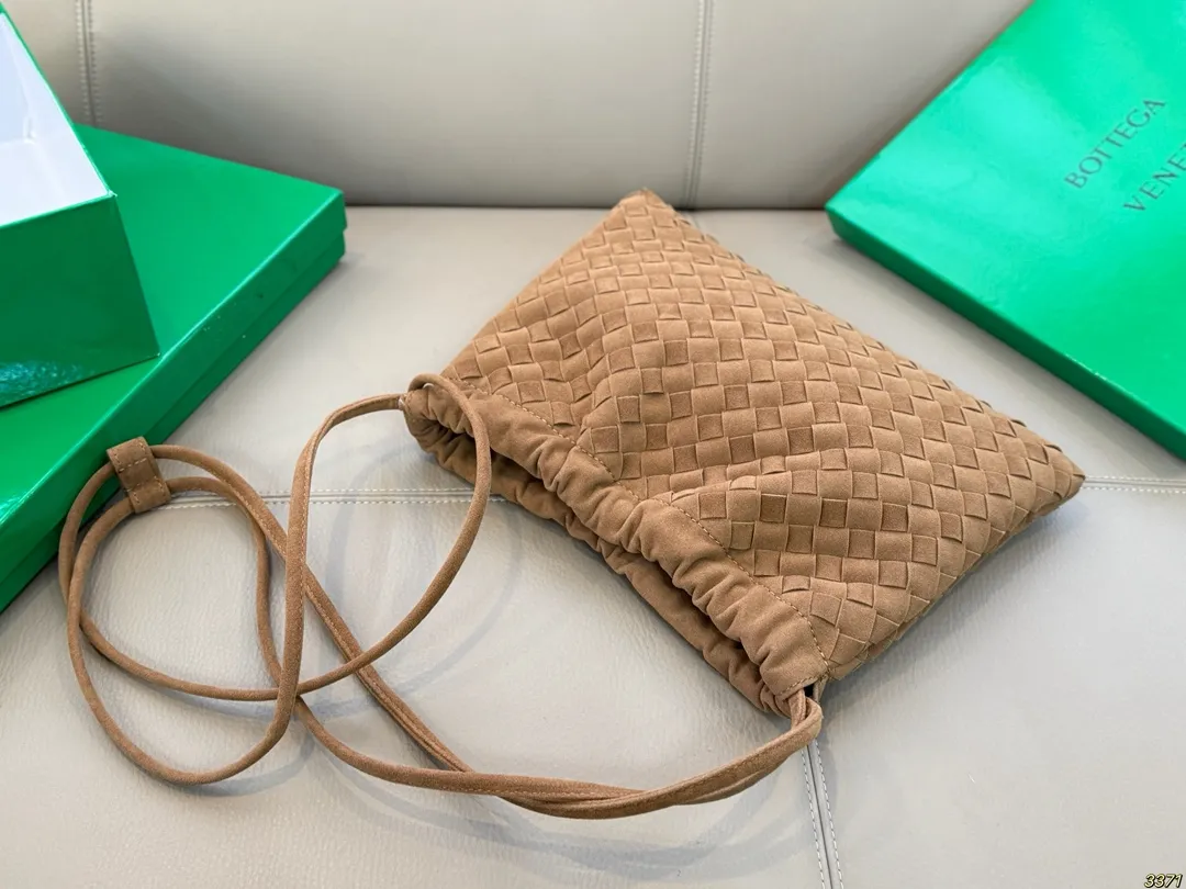 &yen;150配盒 BV Dustbag 编织垃圾袋 这只编织垃圾袋真的是今年新款的最爱了 肩带可以调节，单肩斜挎都可 最重要的是，真的很实用！！ 打工人实名爱了，真的好好背 尺寸30 22