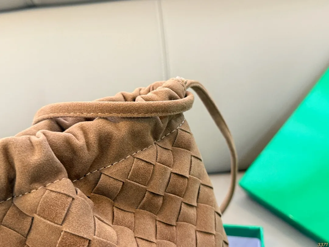 ¥150配盒 BV Dustbag 编织垃圾袋 这只编织垃圾袋真的是今年新款的最爱了 肩带可以调节,单肩斜挎都可 最重要的是,真的很实用!! 打工人实名爱了,真的好好背 尺寸30 22